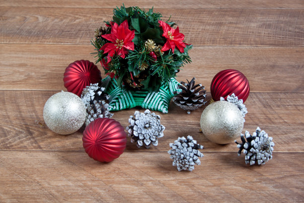 圣诞和新年的装饰品躺在一张木制的桌子上。图片下载