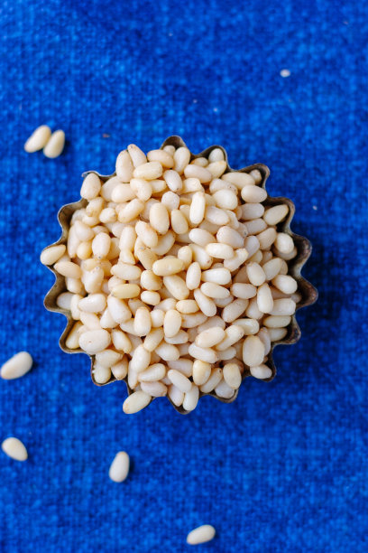 俯视图的天然松子在蓝色的背景。图片下载