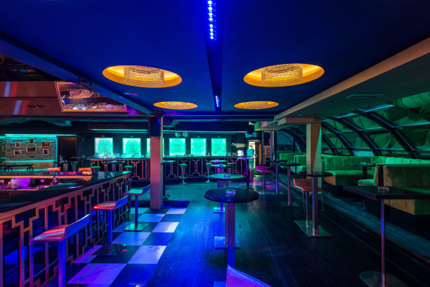 迪斯科舞厅内部的装饰性照明天花板图片下载