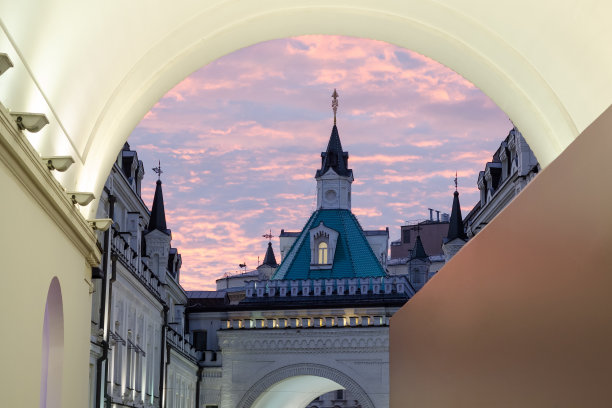 日落时穿过拱门的老教堂。图片下载