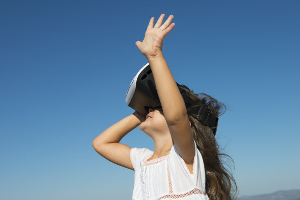 女孩玩虚拟眼镜图片下载