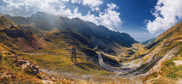 夏天传。穿越罗马尼亚喀尔巴阡山脉，transagarasan是世界上最壮观的山路之一。图片下载