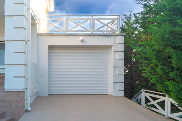 白色的自动车库门在阳光明媚的日子关上了图片下载