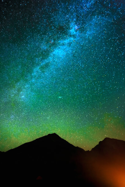 山的轮廓。星空。银河系。夜空。图片下载