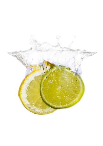 柠檬和青柠片滴入水中并飞溅图片下载