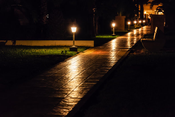 夜间轨道与灯笼和长凳图片下载