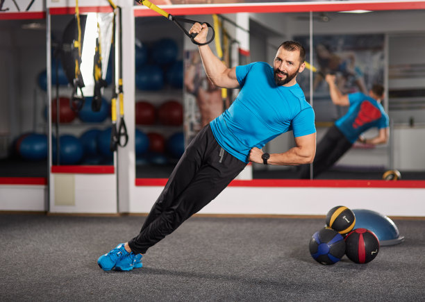 用带子在健身房锻炼图片下载