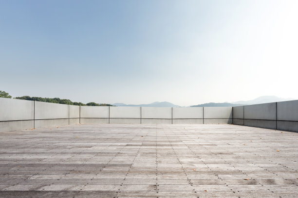 空大理石地板和美丽的湖在蓝天图片下载