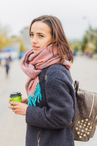 年轻美丽的女孩的肖像图片下载