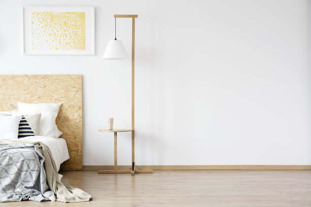 木质灯在温暖的卧室素材图片