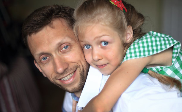 抚养孩子的概念——一个小女孩拥抱她的爱人图片下载