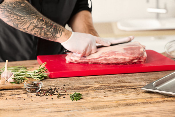 男人在厨房做牛排图片下载