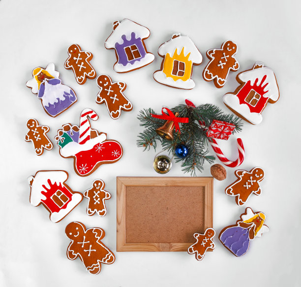 圣诞烘烤和装饰孤立在白色和一个空的木制框架为你的文字。顶视图,特写图片下载