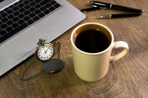 休息时间!家庭办公室内部阁楼空间。工作场所有木桌，办公用品，文件，记事本和笔记本电脑。现代办公场所。图片下载