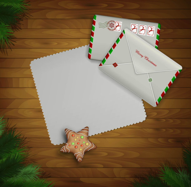 纸质的圣诞请柬和两个信封，放在有圣诞树的木制背景上，图片下载