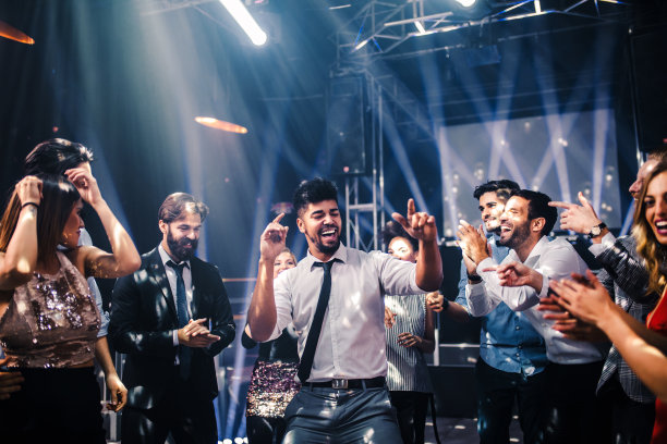 他喜欢在舞池里闲荡图片下载