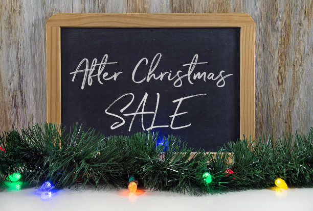 在黑色的黑板上写着圣诞节后的促销标志图片下载