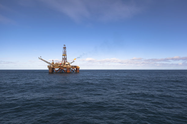 石油平台在阳光灿烂的日子图片下载