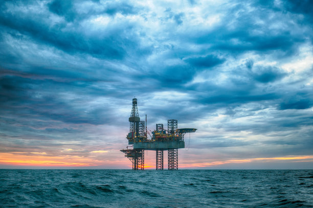 日落时分的HDR自升式钻井平台图片下载
