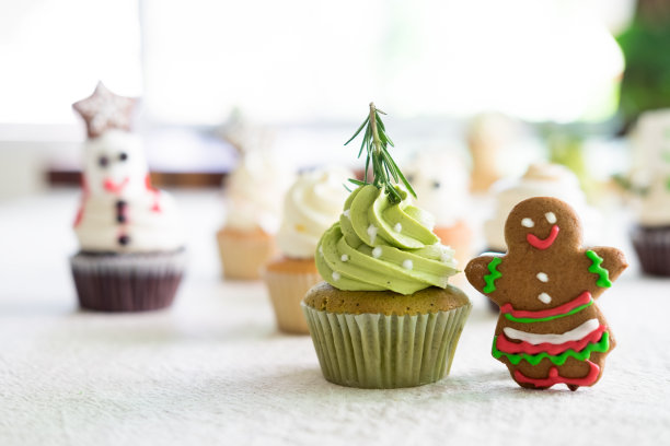 圣诞节自制纸杯蛋糕和姜饼饼干。图片下载