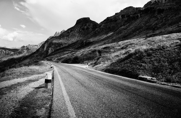 欧洲阿尔卑斯山的山路。图片下载