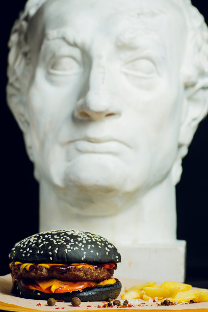 黑色背景上的汉堡图片下载