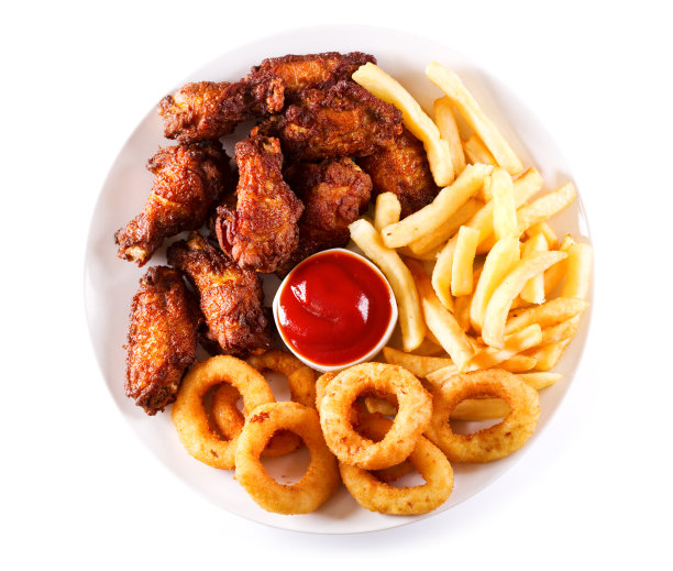 一盘洋葱圈、炸薯条和炸鸡图片下载