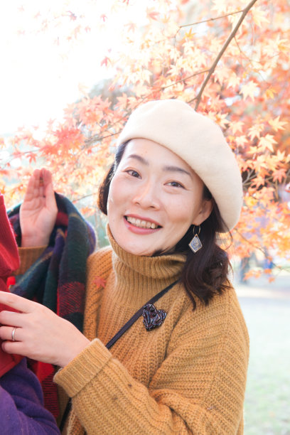 年轻的家庭在日本枫树下享受秋天图片下载