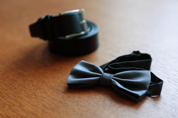 一个蝴蝶领结躺在桌子上的特写，正在打扮新郎图片下载