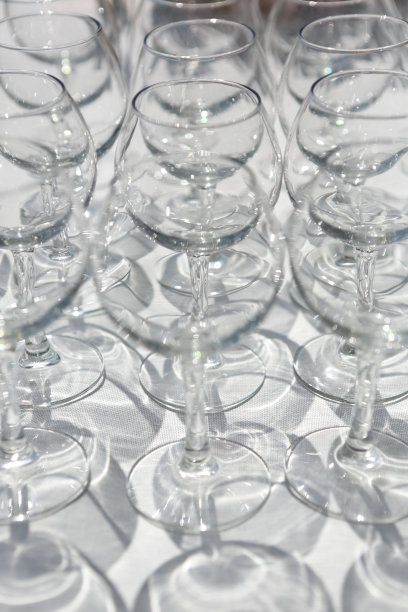 桌上放着几杯香槟图片下载