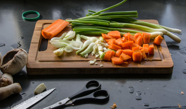 胡萝卜、洋葱和蘑菇放在切菜板上。图片下载