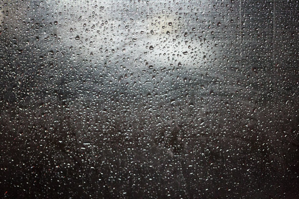 公交车窗口大小有水滴图片下载