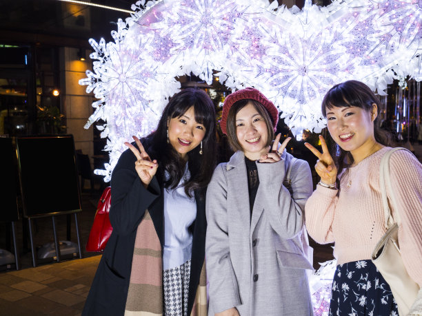 一名日本年轻女子在照明下自拍。图片下载