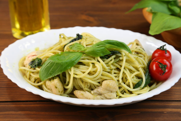 用罗勒调味的意大利面。图片下载