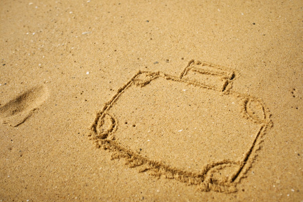 用沙子拉的手提箱。图片下载