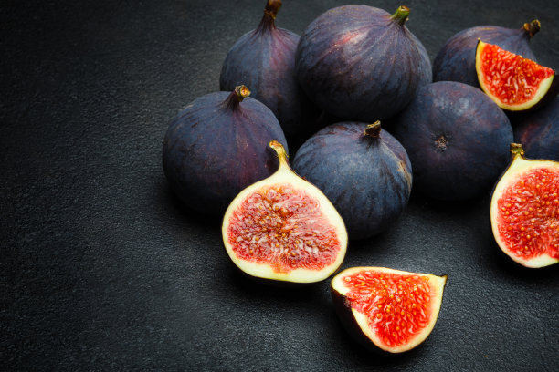 图孤立在黑暗的混凝土背景图片下载