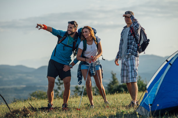 一群朋友探索高山图片下载