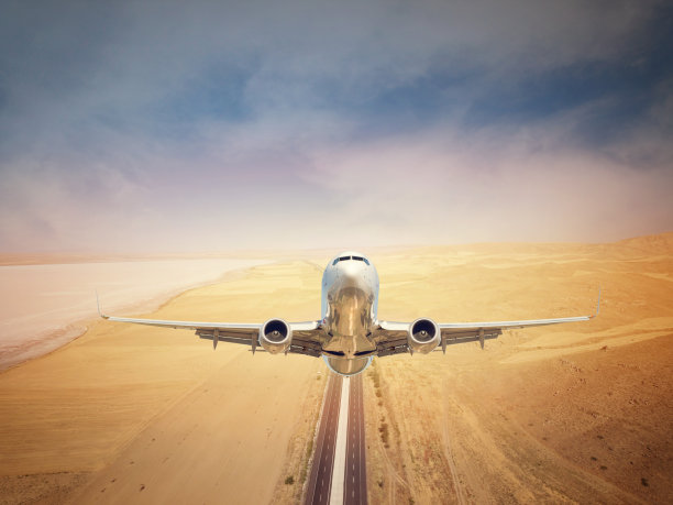 客机在日落时分起飞素材图片