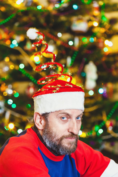 戴着新年帽，留着胡子的男人图片下载