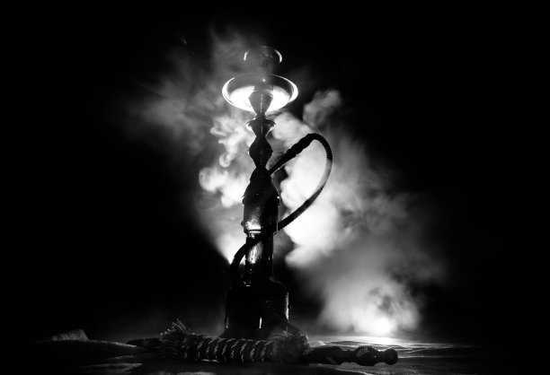 黑色背景上的水烟热煤和水烟碗，时尚的东方水烟图片下载