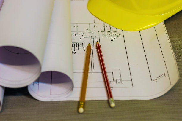 建筑师的工作场所。桌子上有特写画、头盔、护目镜、铅笔、长程计。图片下载