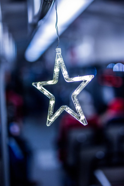 在有轨电车，圣诞装饰，夜晚，汽车灯图片下载