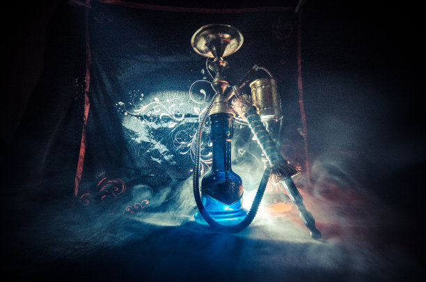 黑色背景上的水烟热煤和水烟碗，时尚的东方水烟图片下载