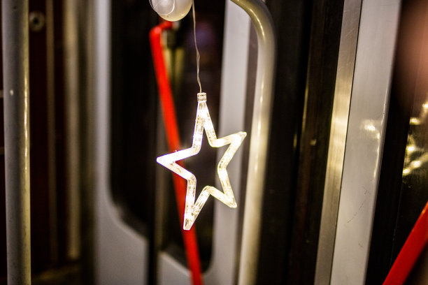 在有轨电车，圣诞装饰，夜晚，汽车灯图片下载