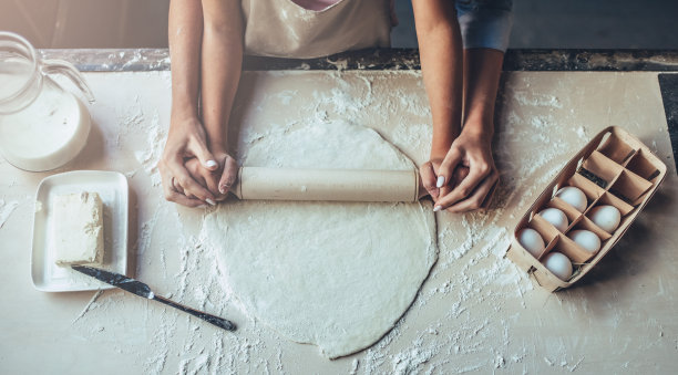 妈妈和女儿在厨房。图片下载