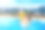 高山温泉度假村户外游泳池的家庭图片下载
