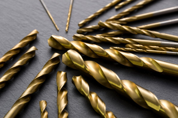 钻头在黑色板上图片下载