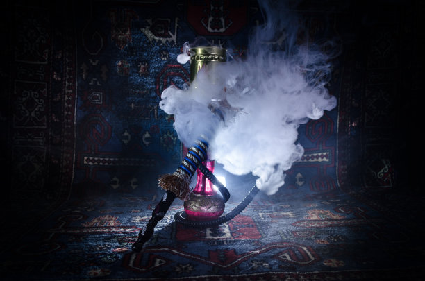 黑色背景的水烟碗上的水烟热煤。时尚的东方水烟。水烟概念。复制空间图片下载