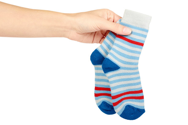 暖冬儿童的针脚袜子在手孤立在白色的背景。销售和购买图片下载