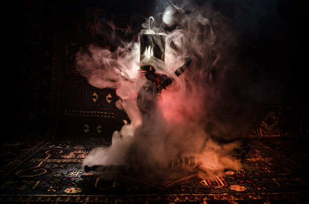 黑色背景的水烟碗上的水烟热煤。时尚的东方水烟。水烟概念。复制空间图片下载